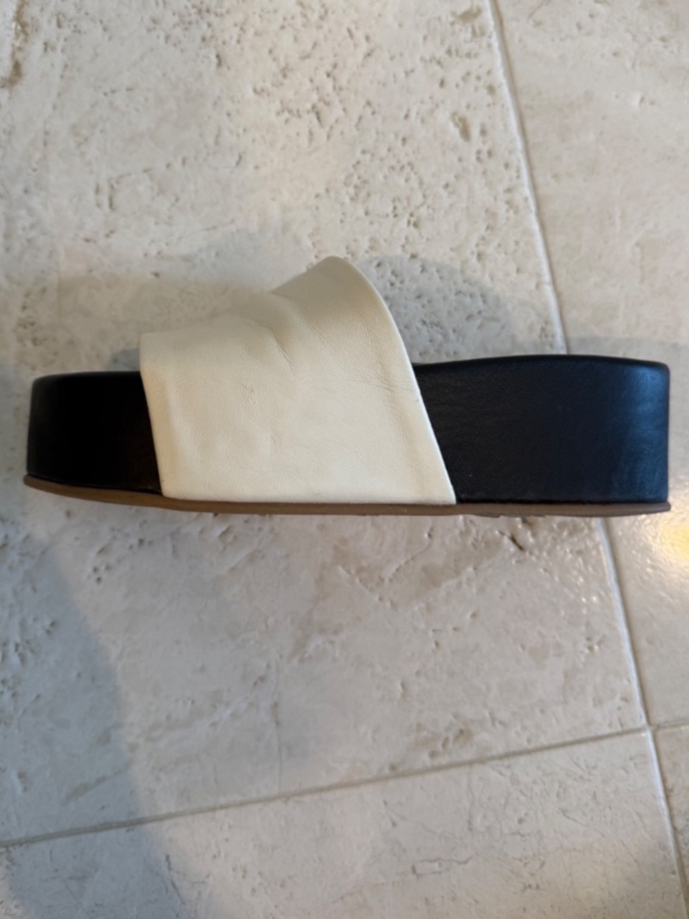 BEEK • BLACK & IVORY LEATHER PLATFORM SLIDES SIZE 8 EUC - Picture 6 of 10